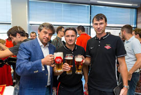 Игроки «Спартака» узнали секреты пивоварения и подарили болельщикам пиво с автографами