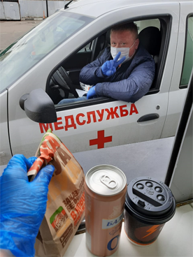 «Балтика» направила 35 000 банок безалкогольных напитков и 58 000 бутылок воды на обеды сотрудникам скорой и врачам – в рамках акции «Помощь медикам» сети Burger King